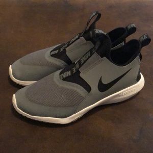 Youth boys 3.5 Nike Flexrunner shoes